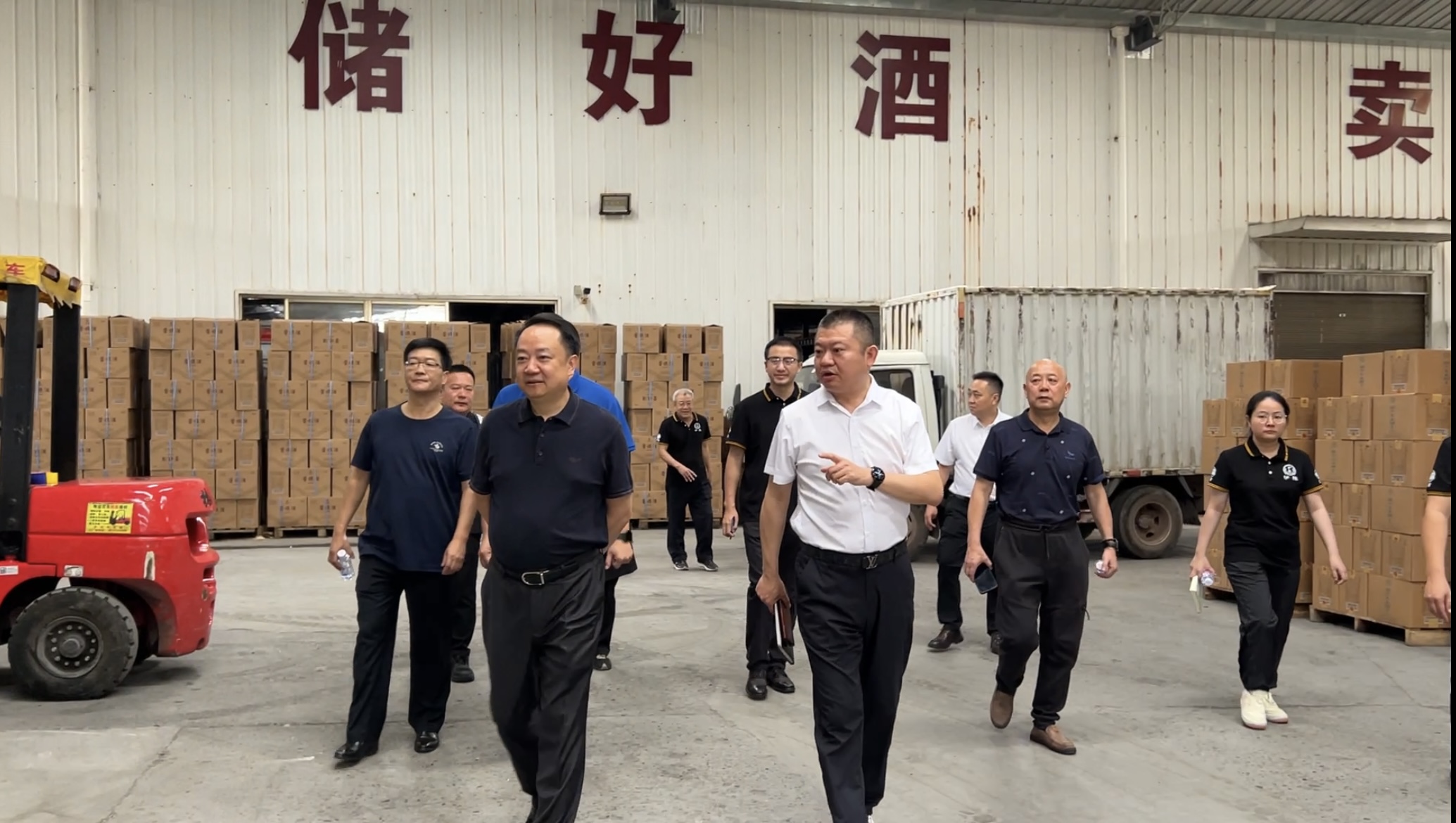 熱烈歡迎四川省酒業集團曹勇黨委書記、董事長曹勇率隊蒞臨瀘旗調研指導